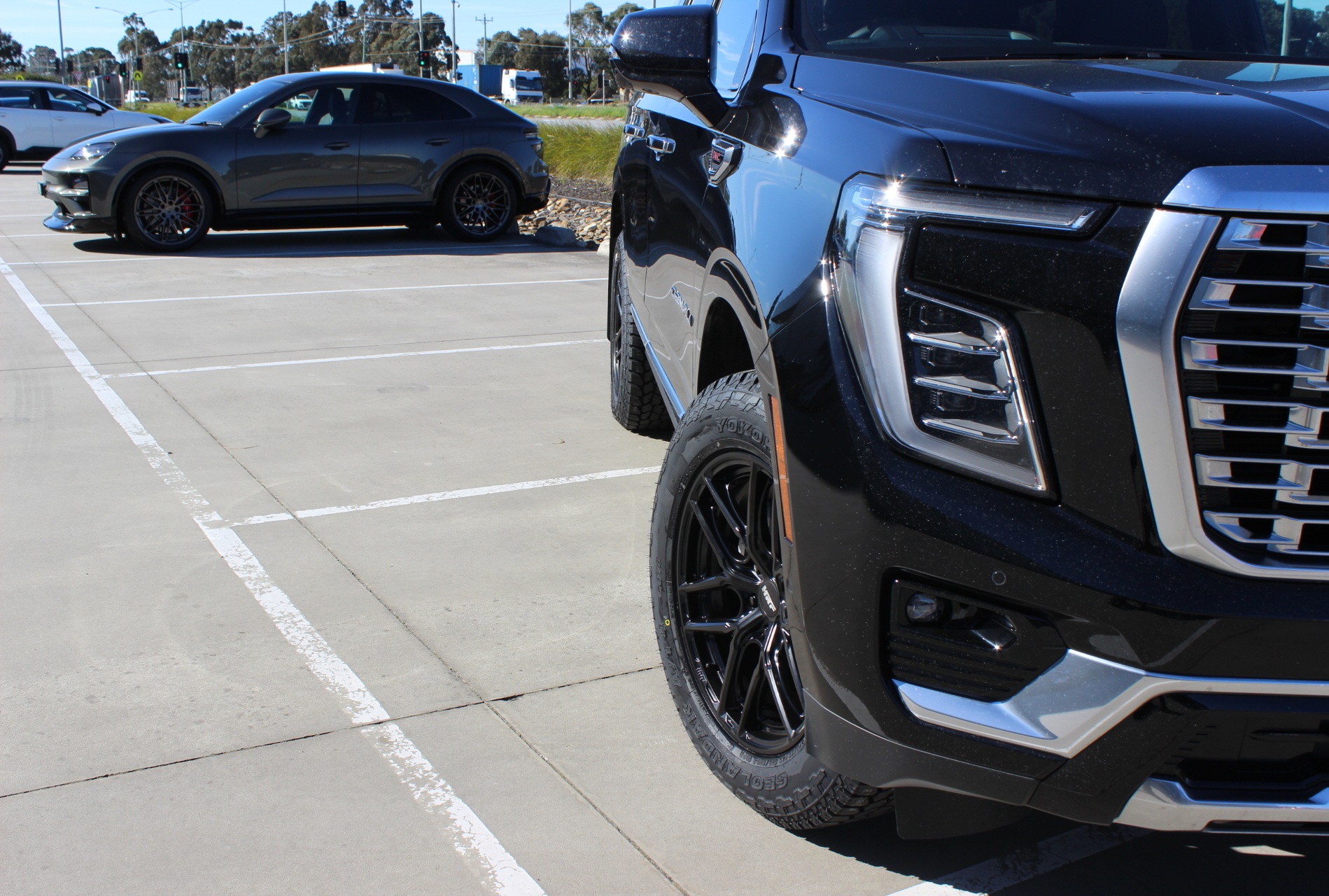 GMC DENALI WITH 20 INCH HRF STEALTH WHEELS | GMC