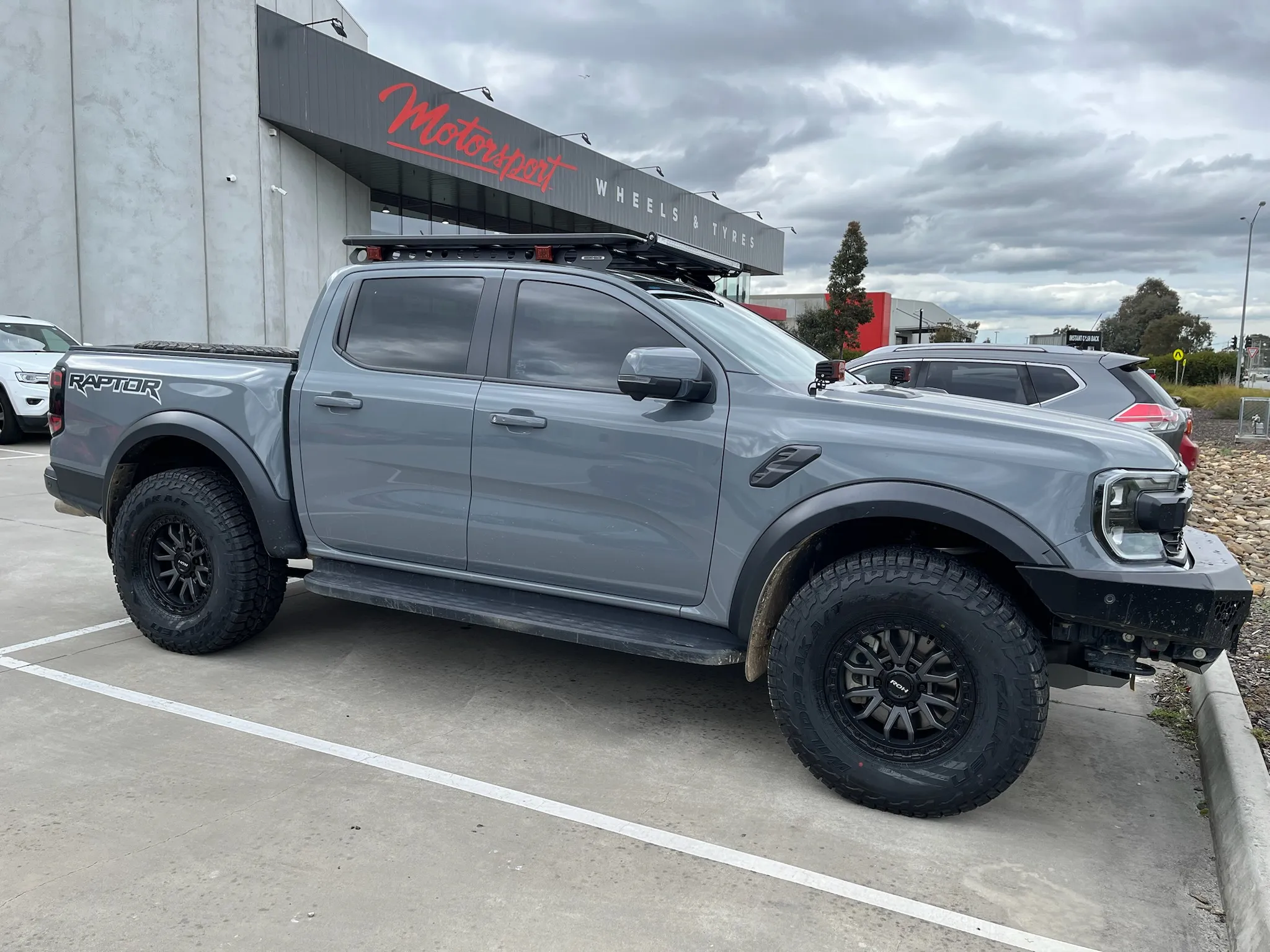 FORD RAPTOR with ROH RAID 17X9 GRAPHITE CENTRE