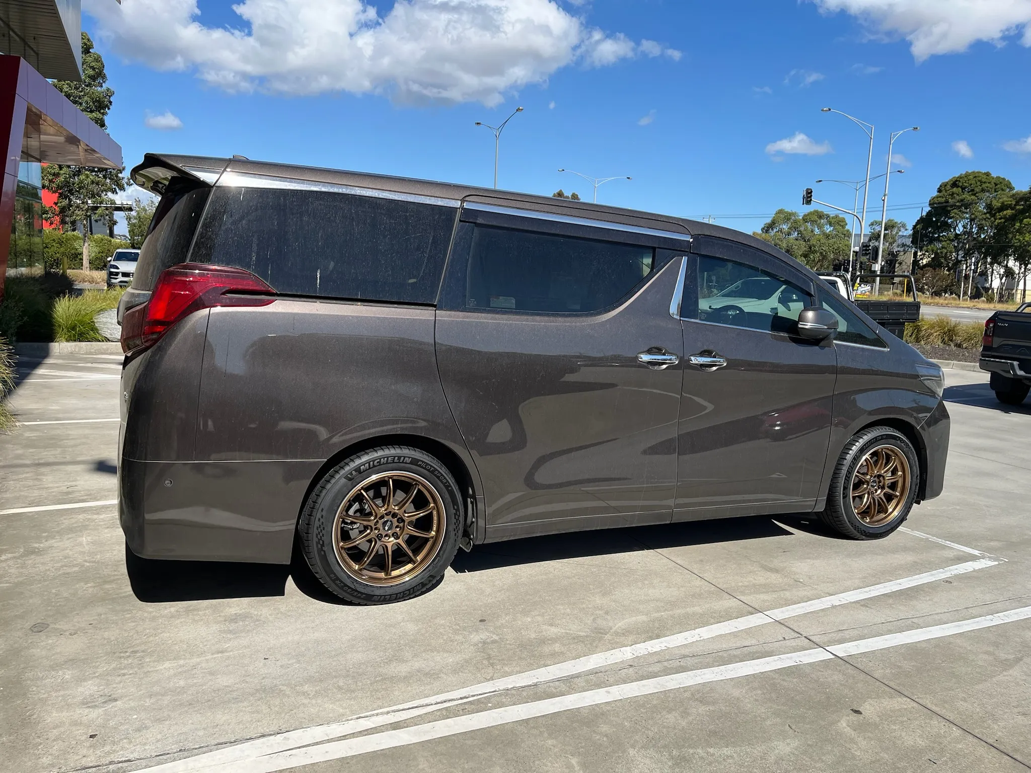 TOYOTA ALPHARD with JSR ST37 18