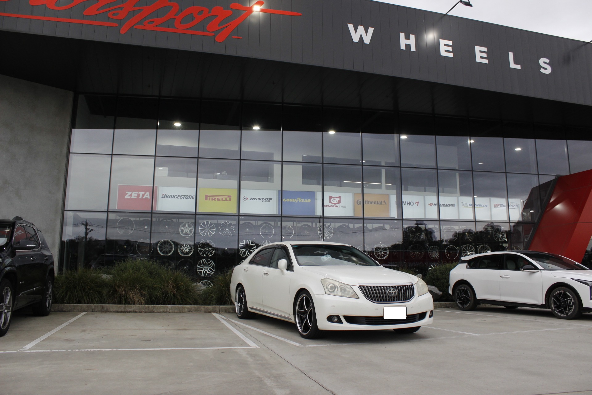 TOYOTA CROWN MAJESTA WITH 20 INCH STAGGERED LENSO D1R-EVO GLOSS BLACK MACHINED LIP |  | TOYOTA 