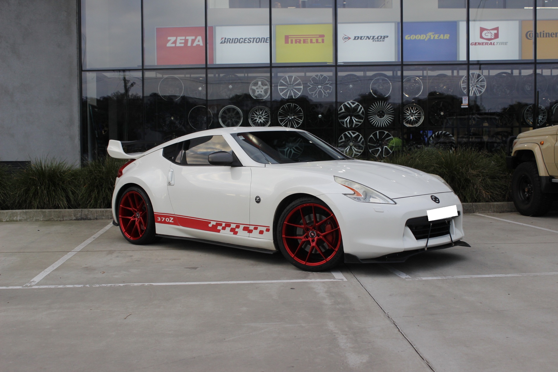 NISSAN 370Z WITH CUSTOM PAINTED INFORGED IFG39 WHEELS