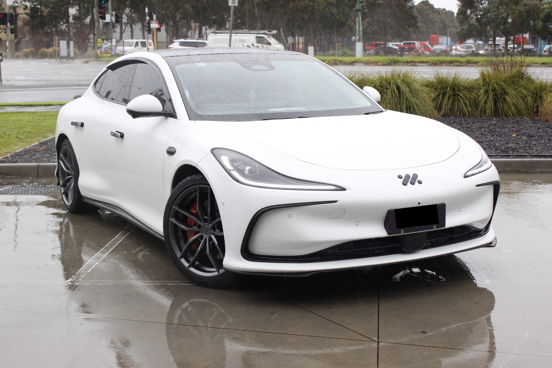MG IM5 WITH STAGGERED 20 INCH NICHE VOSSO MATTE ANTHRACITE WHEELS |  | MG