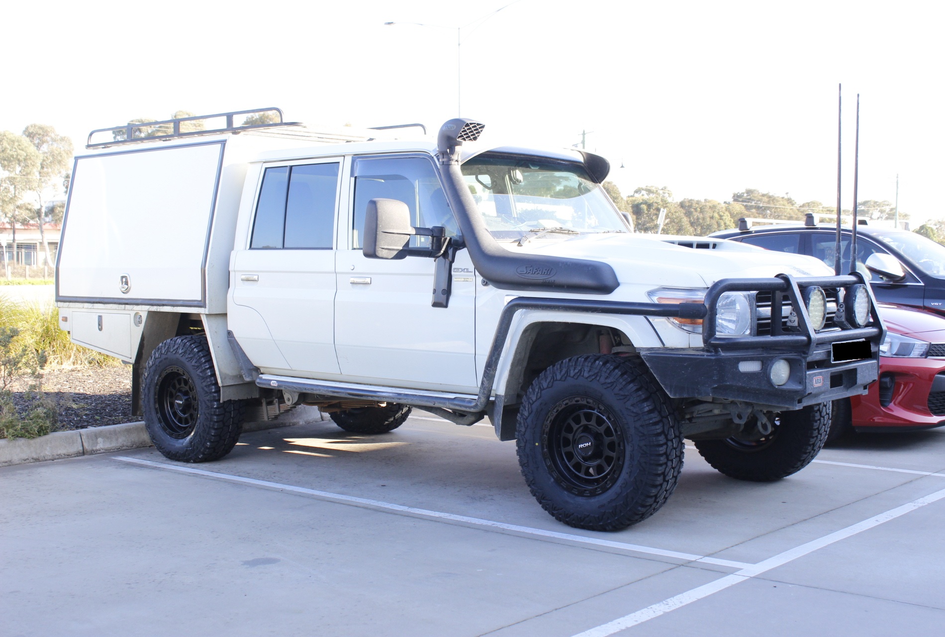 79 SERIES LANDCRUISER WITH 17 INCH MATTE BLACK ROH ASSAULT | TOYOTA