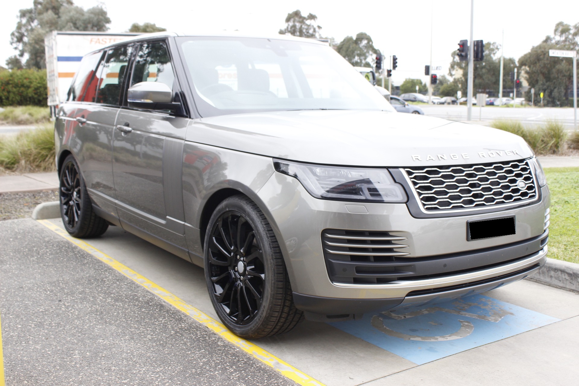 RANGE ROVER AUTOBIOGRAPHY WITH 22 INCH RR BIO-17 WHEELS (PAINTED GLOSS BLACK) |  | RANGE ROVER