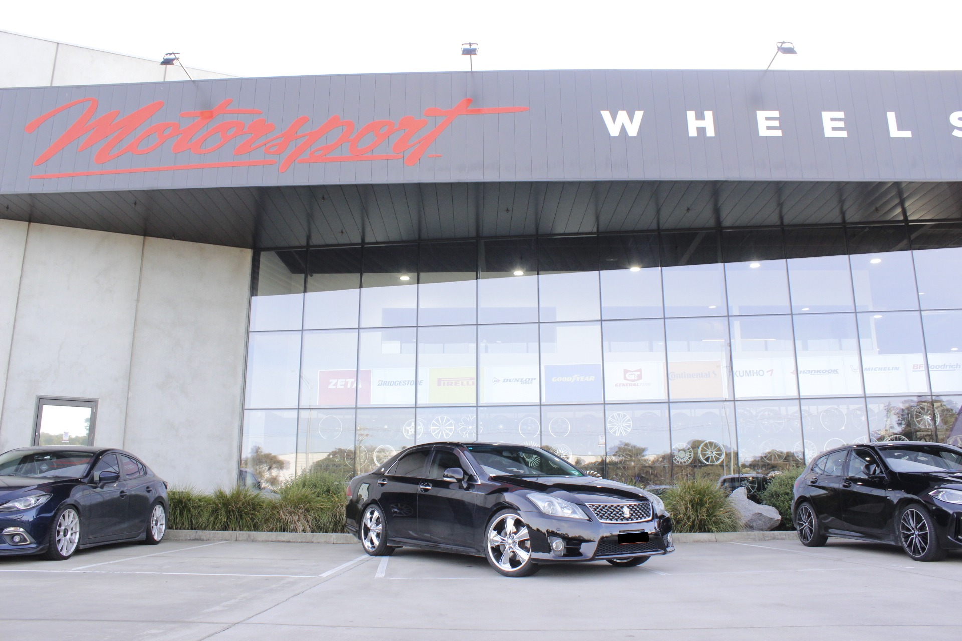 TOYOTA CROWN WITH CHROME PLATED 20 INCH FOOSE LEGEND WHEELS |  | TOYOTA
