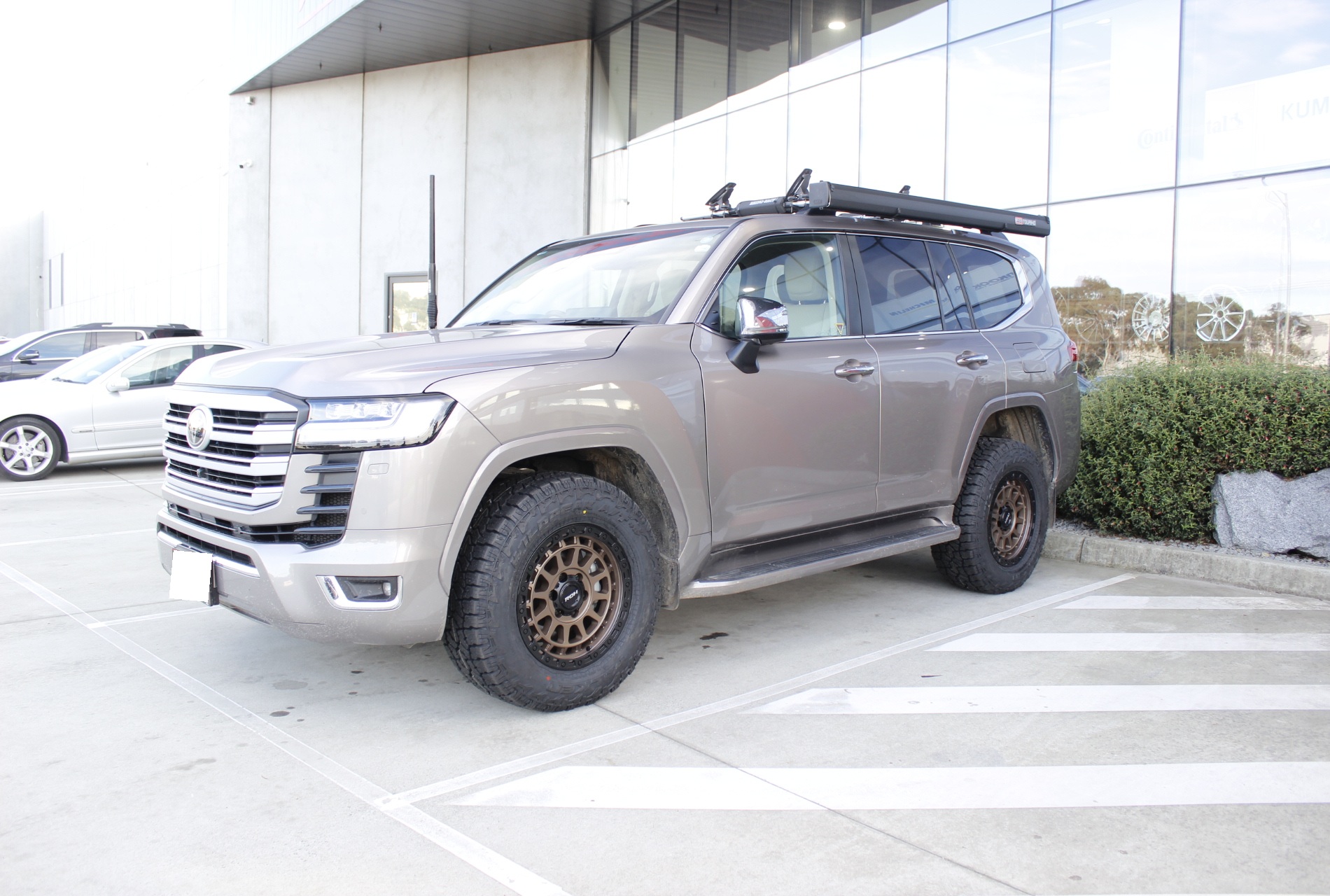 300 SERIES LANDCRUISER WITH 18 INCH BRONZE ROH ASSAULTS |  | TOYOTA