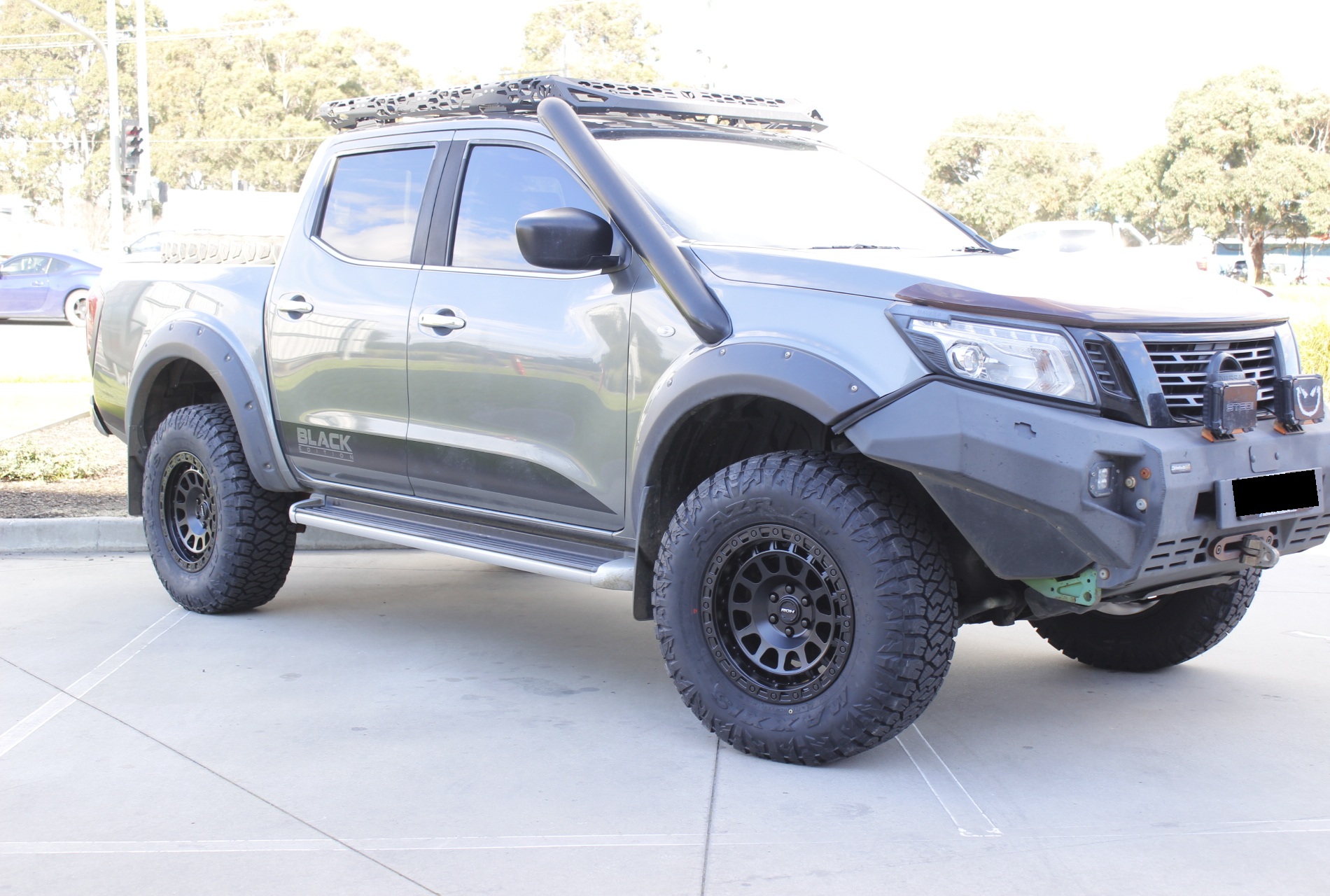 NISSAN NAVARA WITH MATTE BLACK ROH ASSAULT WHEELS | NISSAN