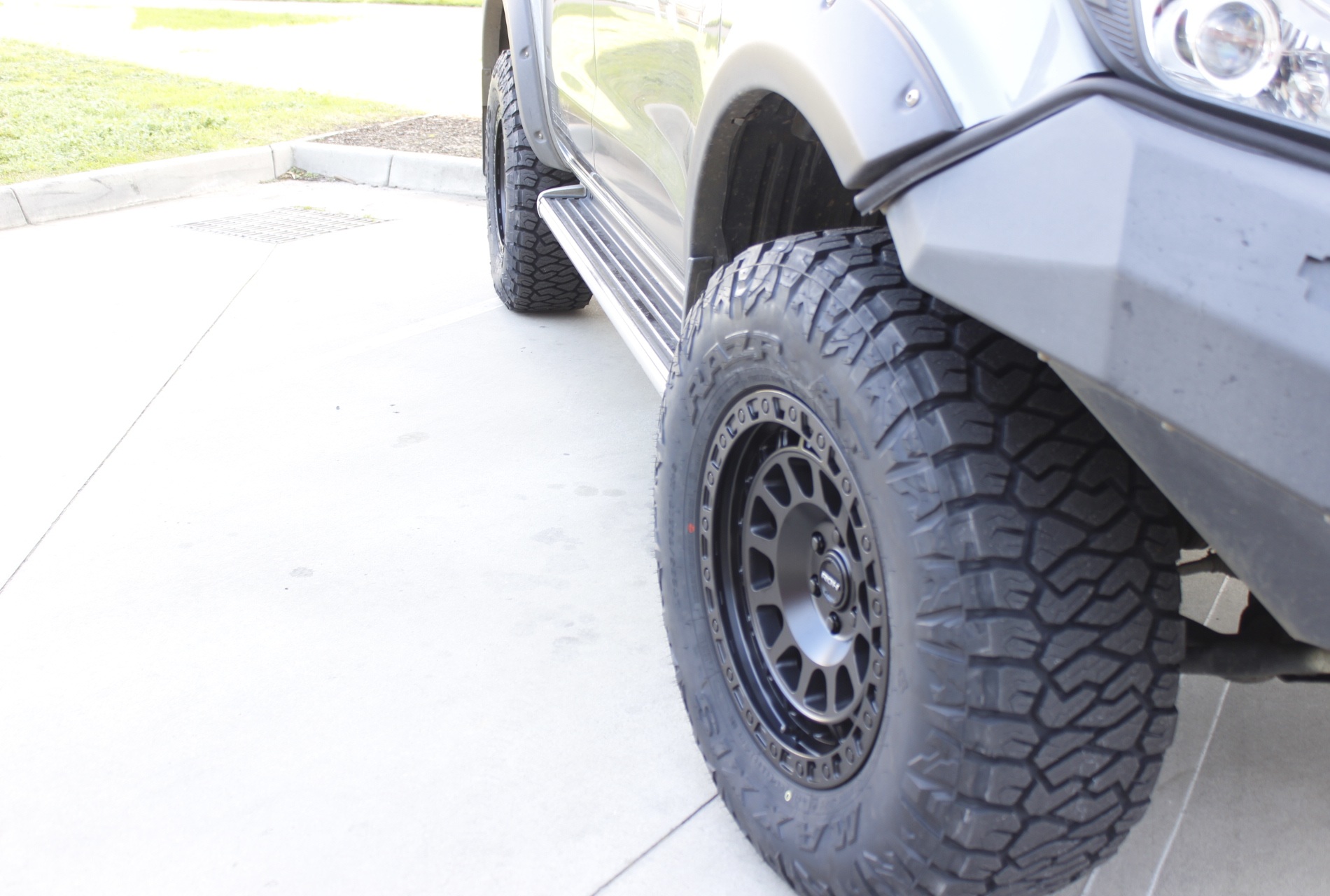NISSAN NAVARA WITH MATTE BLACK ROH ASSAULT WHEELS | NISSAN