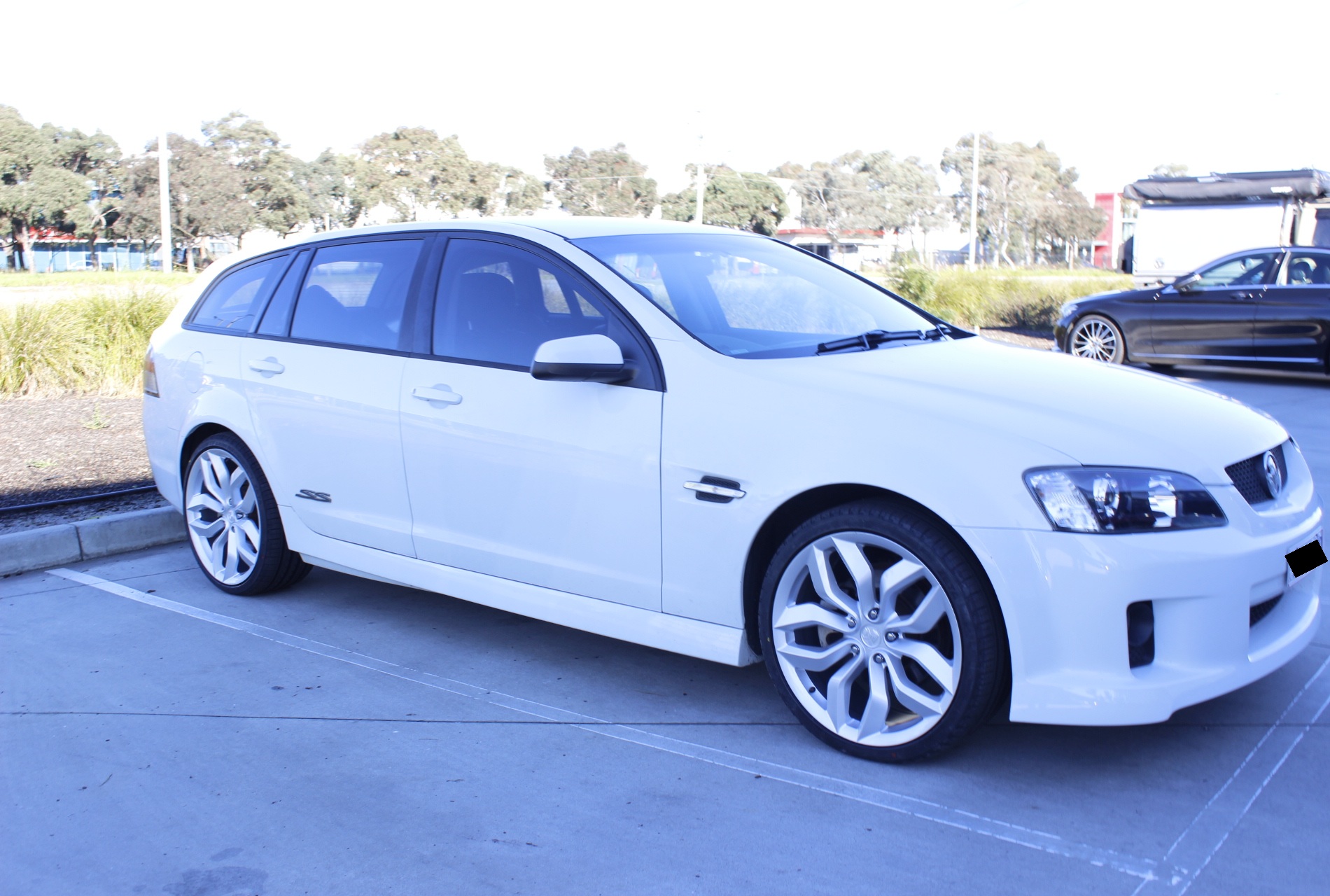 HOLDEN VE COMMODORE WITH 20 INCH STAGGERED SILVER R-SERIES INFLEX WHEELS |  | HOLDEN