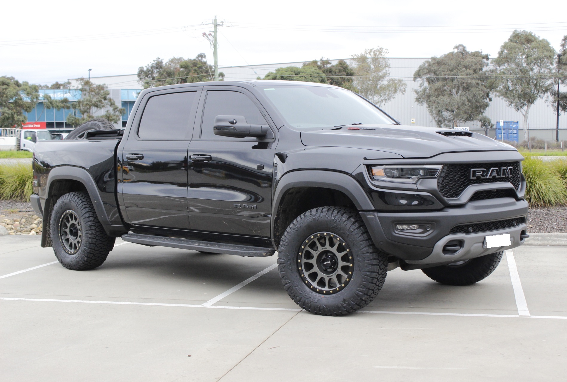RAM TRX WITH 18 INCH METHOD 305 TITANIUM WHEELS | RAM