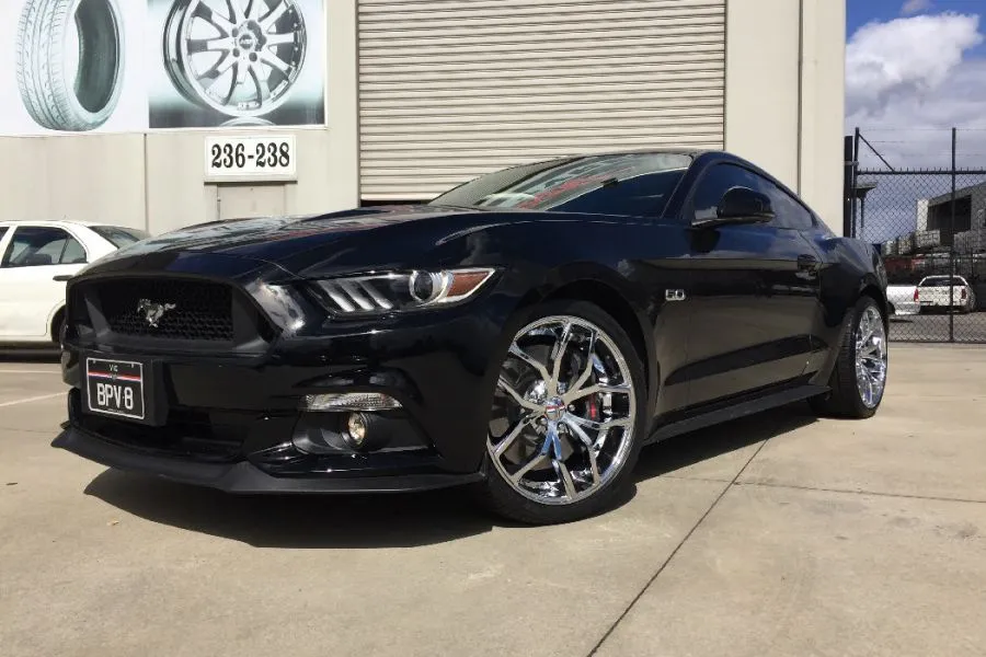 FORD MUSTANG with FOOSE OUTCAST WHEELS IN 20 INCH CHROME. 