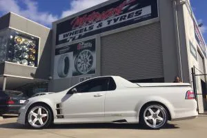 HSV VE MALOO with HR RACING R1'S |  | HOLDEN