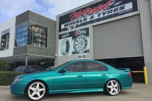 FORD FALCON XR6 with HR RACING R1 20 inch Staggered | FORD