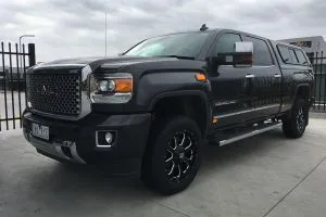 GMC SIERRA 2500 ON A SET OF 20X9 KMC XD SERIES BUCK