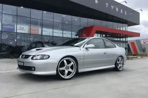 HOLDEN MONARO WITH 20 INCH HR RACING R1 WHEELS | HOLDEN