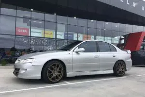 HOLDEN VX COMMODORE WITH 19X8.5 BRONZE H-762 WHEELS |  | HOLDEN