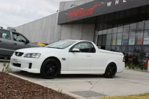HOLDEN COMMODORE WITH 20 HR RACING H585 WHEELS | HOLDEN